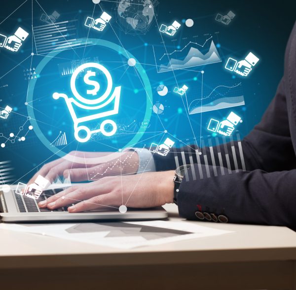 Digitaler Einkauf und E-Commerce-Analytik Geschäftsmann tippt auf Laptop mit E-Commerce-Symbolen