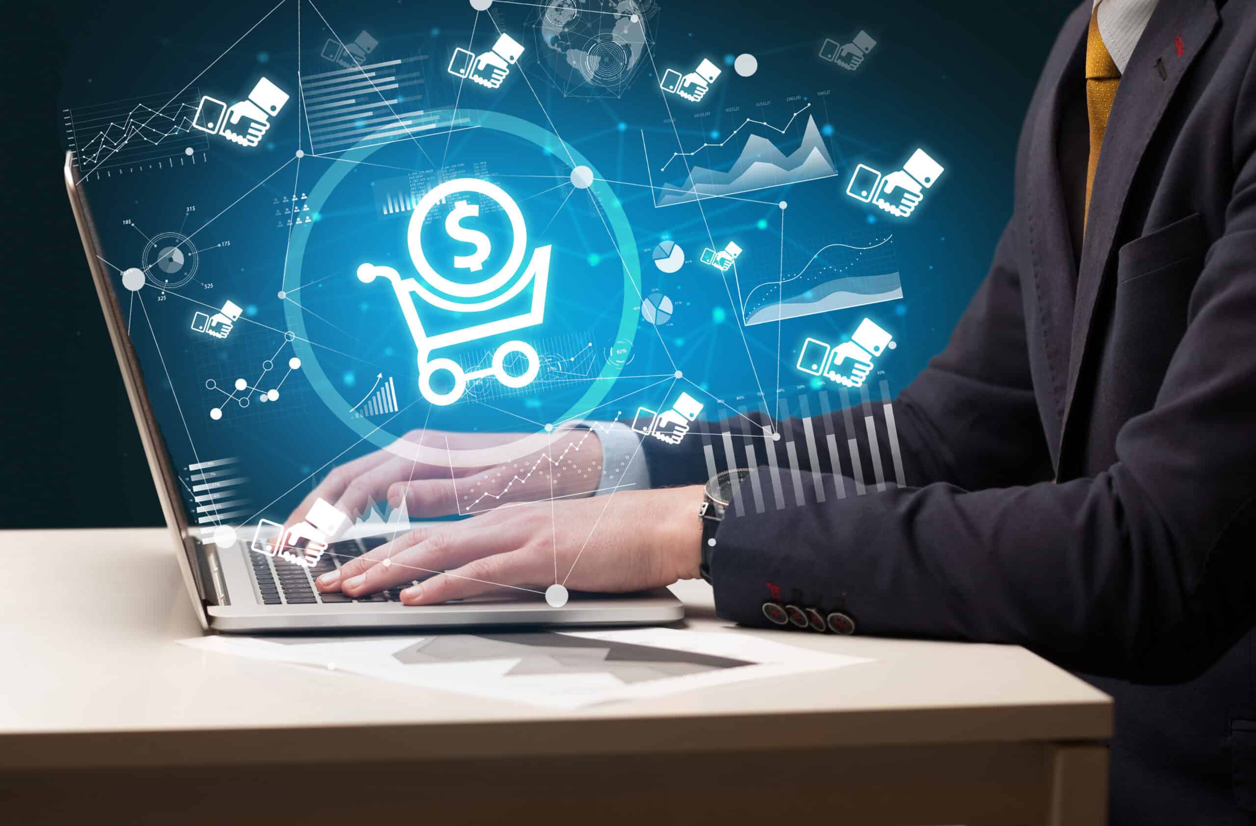 Geschäftsmann tippt auf Laptop mit E-Commerce-Symbolen