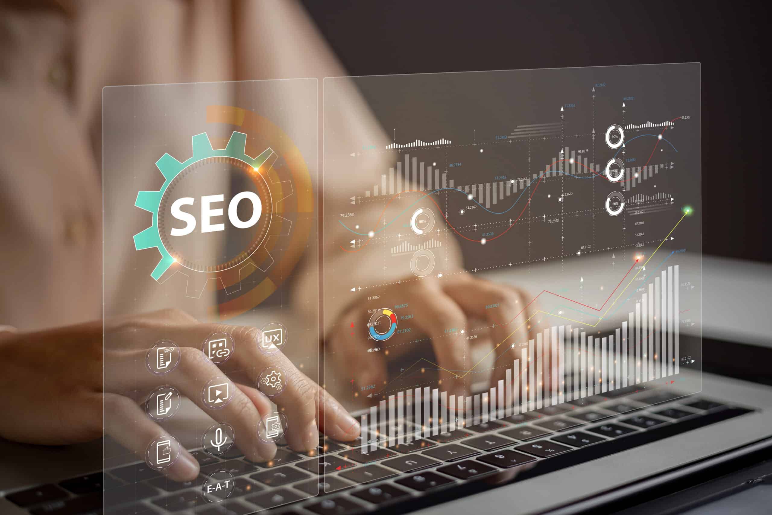 Hände tippen auf einer Tastatur, umgeben von SEO-Grafiken.