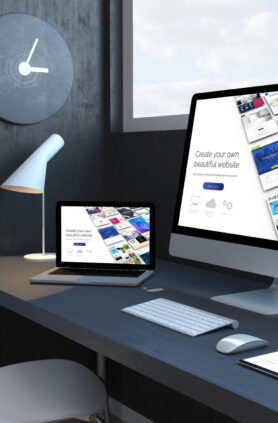 Moderne Arbeitsumgebung mit Technologie Moderner Arbeitsplatz mit Computer, Laptop und Tablet.