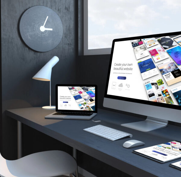Moderne Arbeitsumgebung mit Technologie Moderner Arbeitsplatz mit Computer, Laptop und Tablet.
