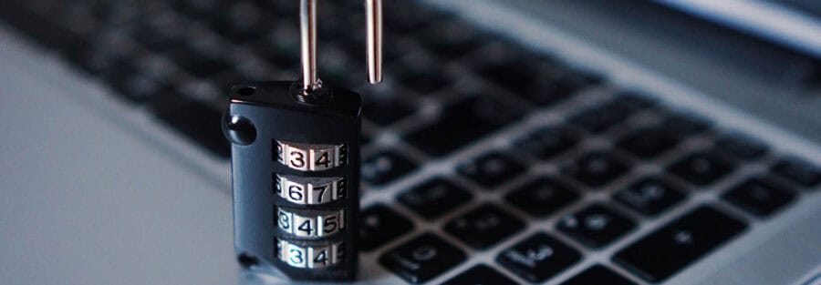 Schloss auf Laptop-Tastatur symbolisiert Cyber-Sicherheit und Schutz digitaler Daten.