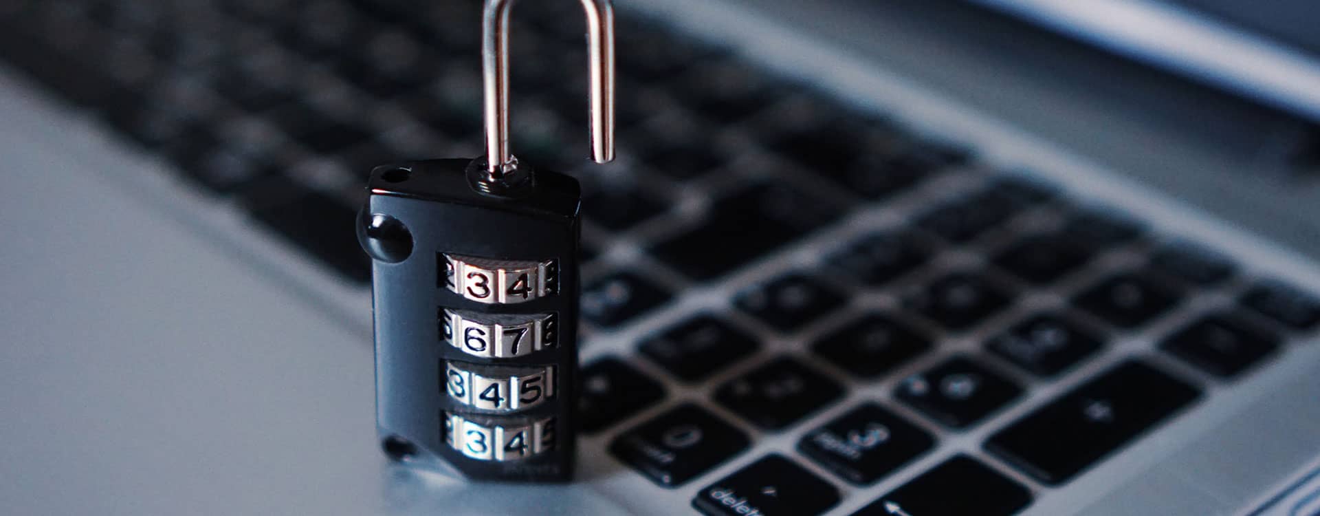 Schloss auf Laptop-Tastatur symbolisiert Cyber-Sicherheit und Schutz digitaler Daten.