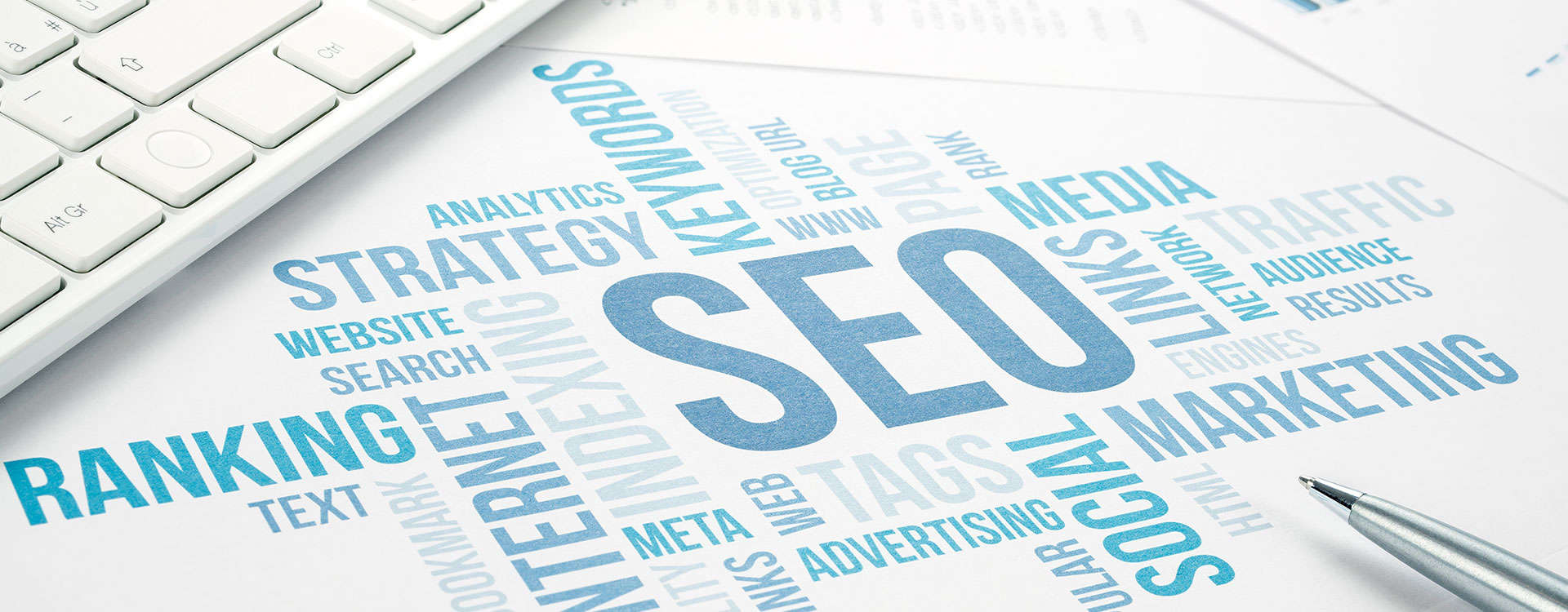 SEO-Wortwolke mit Schlüsselbegriffen, Technik und Content-Erstellung auf weißem Hintergrund.