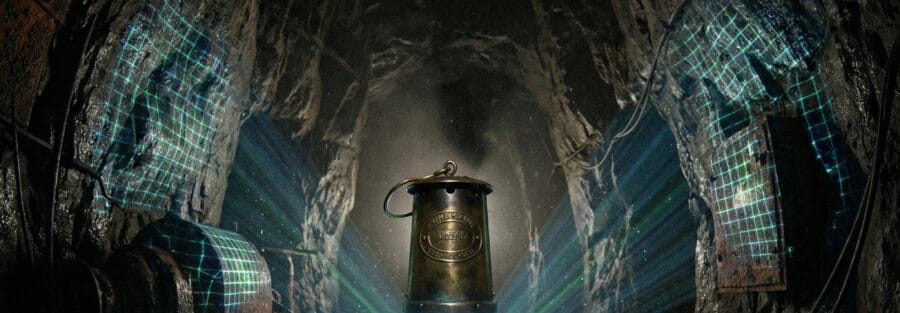 Lampe in einem Bergwerk mit digitalen Effekten im Hintergrund.