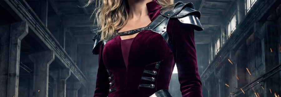 Alina Meico in einem dramatischen Outfit in einer industriellen Umgebung.