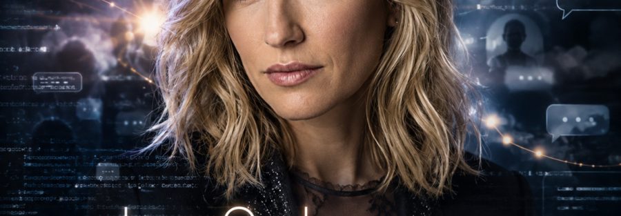 Frau mit schulterlangen Haaren und futuristischem Hintergrund.
