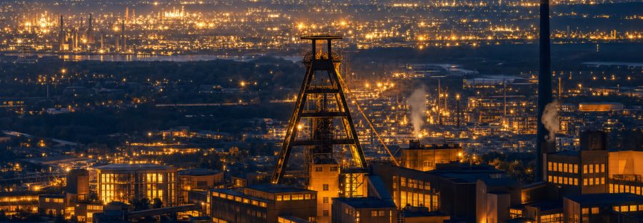 Nachtansicht einer Stadt mit vielen Lichtern